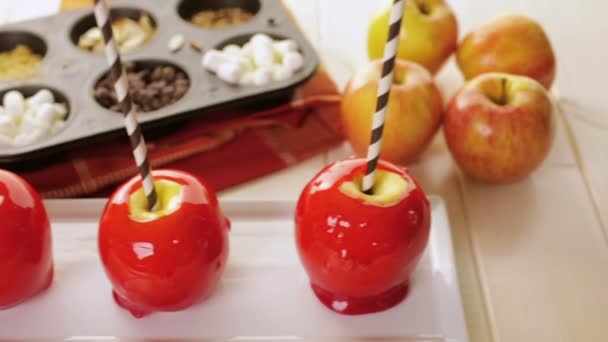 Ručně vyráběné červené bonbony jablka — Stock video