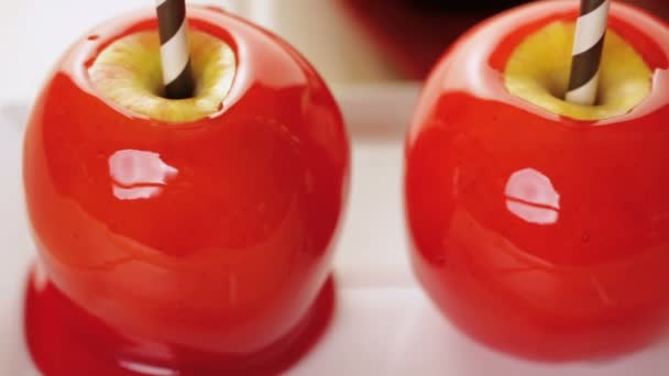 Manzanas de caramelo rojo hechas a mano — Vídeo de stock