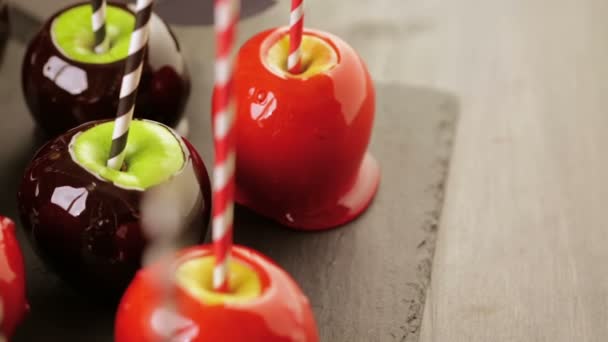 Jabłka cukierki na Halloween party — Wideo stockowe