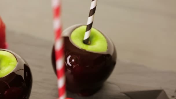 Manzanas dulces para la fiesta de Halloween — Vídeo de stock