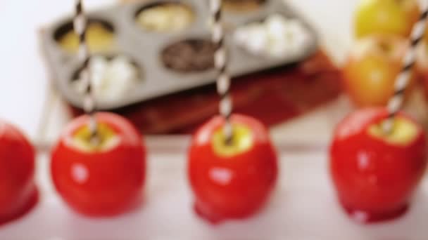 Handgemaakte rode snoep appels — Stockvideo