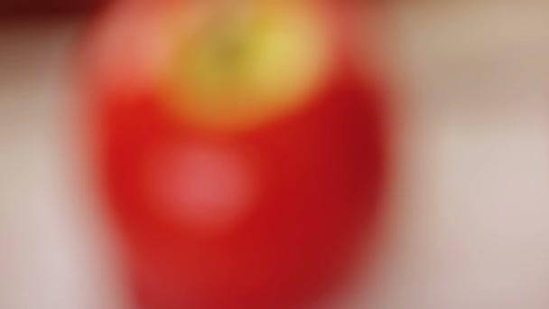 Permen merah buatan tangan apel — Stok Video