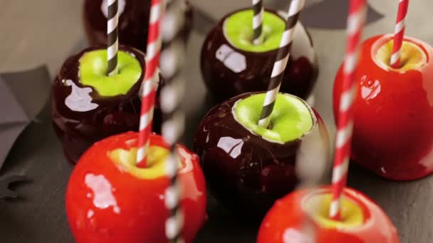 Конфетные яблоки для Хэллоуина — стоковое видео