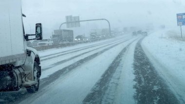Parker, Colorado, ABD-9 Ocak 2025 - Bir kar fırtınası Broomfield, Colorado yakınlarındaki çok şeritli bir otoyolda araçlar için tehlikeli sürüş koşulları yaratır. Kar ve buz kaldırımı kaplıyor..