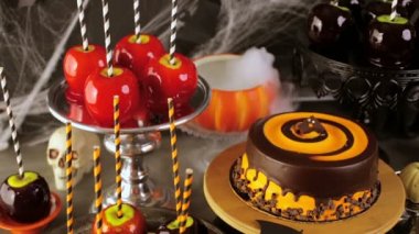 elma şekeri ve Cadılar Bayramı partisi için kek-pasta.