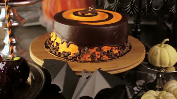 Mele caramellate e torta per la festa di Halloween . — Video Stock