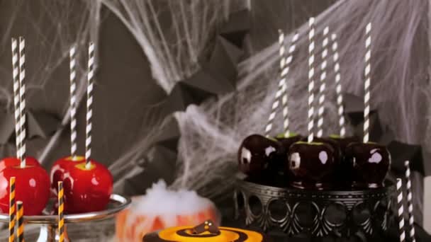 Maçãs doces e bolo para festa de Halloween . — Vídeo de Stock