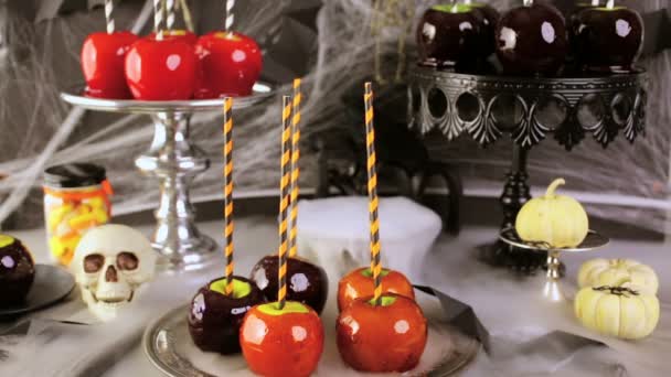 Snoep appels en taart voor Halloween party. — Stockvideo