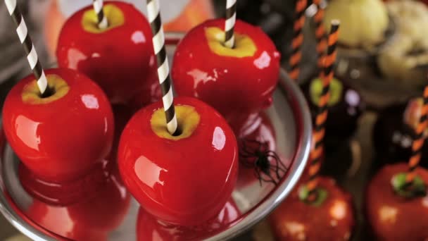 Manzanas dulces y pastel para la fiesta de Halloween . — Vídeos de Stock