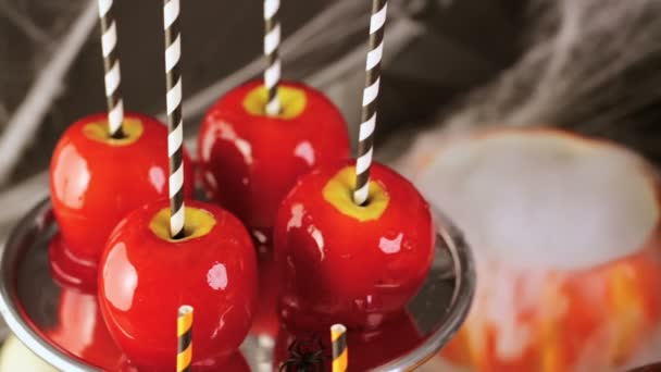 Manzanas dulces y pastel para la fiesta de Halloween . — Vídeo de stock