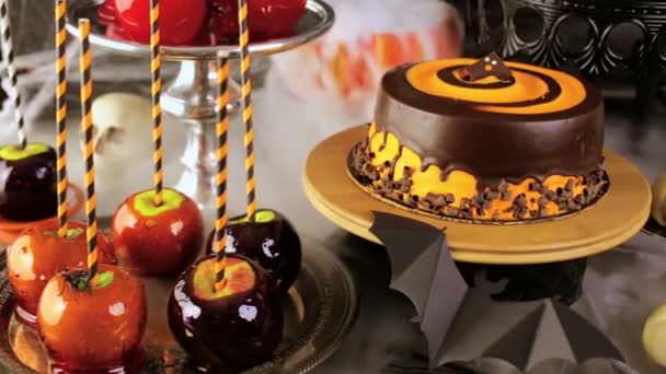 Zuckeräpfel und Kuchen für die Halloween-Party. — Stockvideo