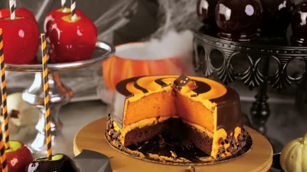 Mele caramellate e torta per la festa di Halloween . — Video Stock