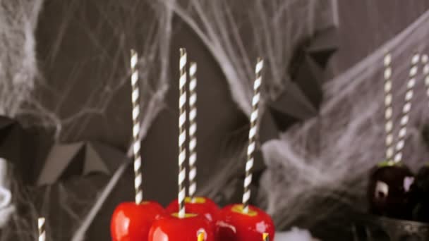 Manzanas dulces y pastel para la fiesta de Halloween . — Vídeo de stock