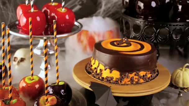 Zuckeräpfel und Kuchen für die Halloween-Party. — Stockvideo