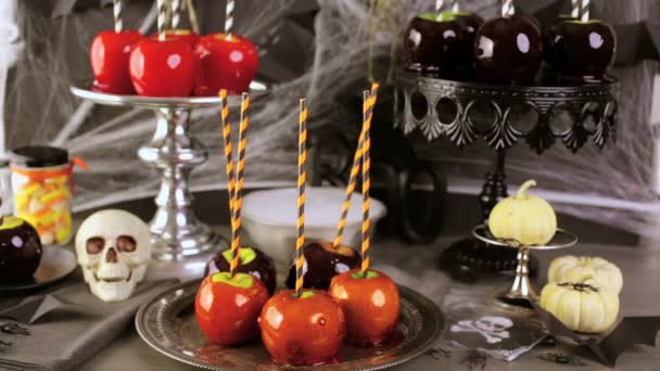 Snoep appels en taart voor Halloween party. — Stockvideo