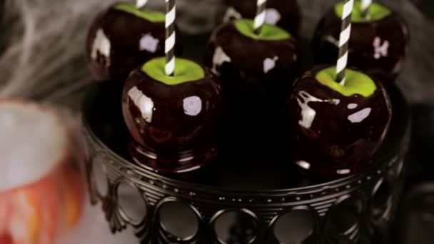 Candy Äpplen och tårta för Halloween fest. — Stockvideo