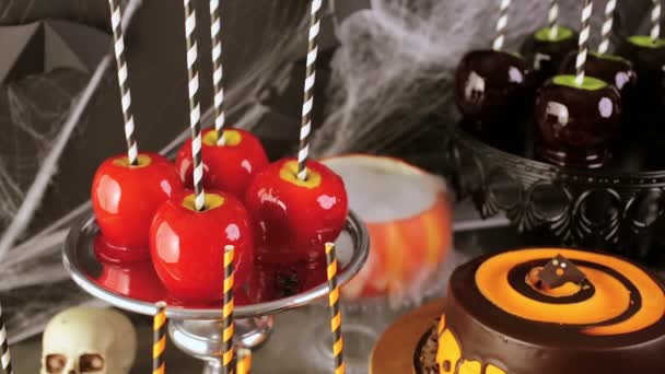 Zuckeräpfel und Kuchen für die Halloween-Party. — Stockvideo