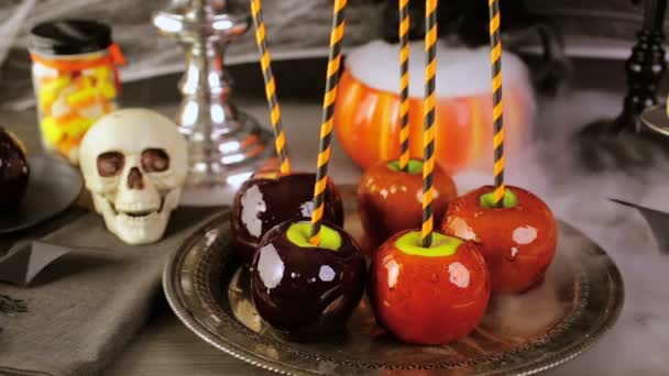 Cukierki jabłek i tort dla Halloween party. — Wideo stockowe