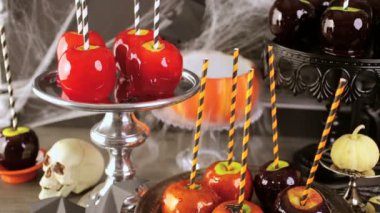 elma şekeri ve Cadılar Bayramı partisi için kek-pasta.