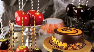 elma şekeri ve Cadılar Bayramı partisi için kek-pasta.