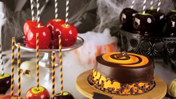 Cukierki jabłek i tort dla Halloween party. — Wideo stockowe