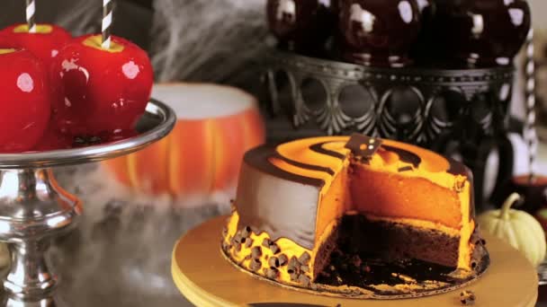 Zuckeräpfel und Kuchen für die Halloween-Party. — Stockvideo