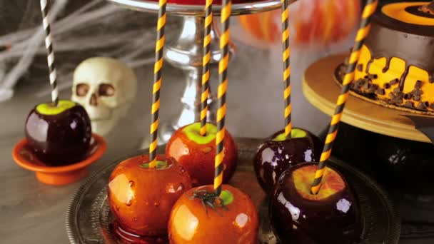 Mele caramellate e torta per la festa di Halloween . — Video Stock