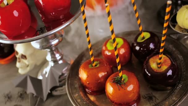 Manzanas dulces y pastel para la fiesta de Halloween . — Vídeo de stock