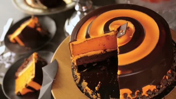 Mele caramellate e torta per la festa di Halloween . — Video Stock