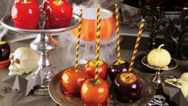 Цукерки яблука і торт для вечірки на Хелловін . — стокове відео