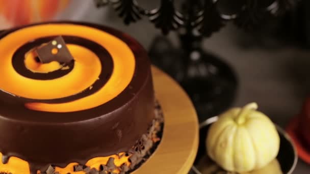 Maçãs doces e bolo para festa de Halloween . — Vídeo de Stock