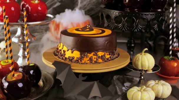 Bonbons pommes et gâteau pour la fête d'Halloween . — Video