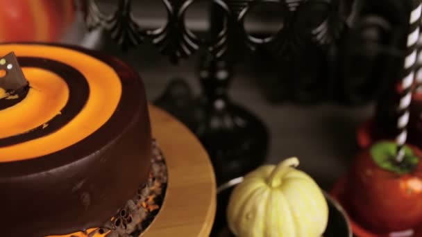 Manzanas dulces y pastel para la fiesta de Halloween . — Vídeos de Stock
