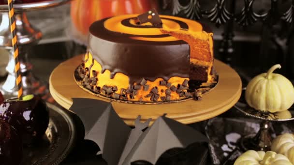 Bonbons pommes et gâteau pour la fête d'Halloween . — Video