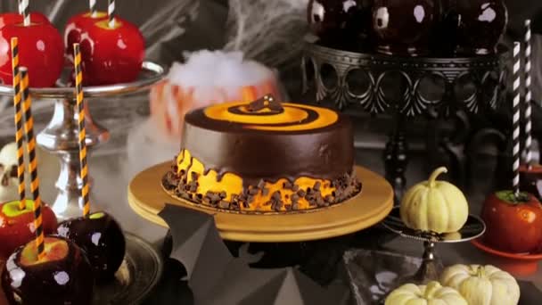 Candy apples and cake for Halloween party. — Stock Footage Candy apples and cake for Halloween party. Stock Footage