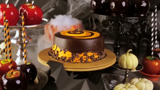 Zuckeräpfel und Kuchen für die Halloween-Party. — Stockvideo