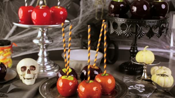 Цукерки яблука і торт для вечірки на Хелловін . — стокове відео