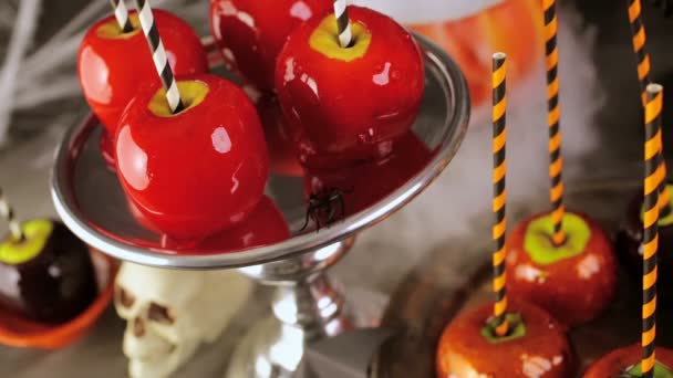 Mele caramellate e torta per la festa di Halloween . — Video Stock