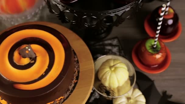 Maçãs doces e bolo para festa de Halloween . — Vídeo de Stock