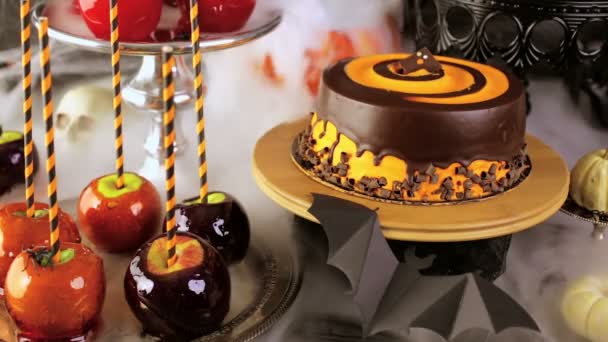 Elma şekeri ve Cadılar Bayramı partisi için kek-pasta. — Stok video
