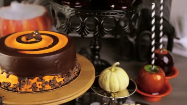 Zuckeräpfel und Kuchen für die Halloween-Party. — Stockvideo