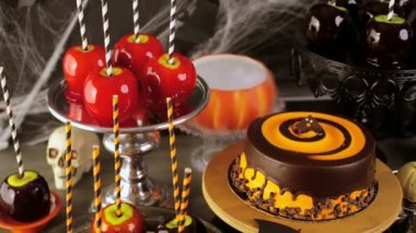 elma şekeri ve Cadılar Bayramı partisi için kek-pasta.