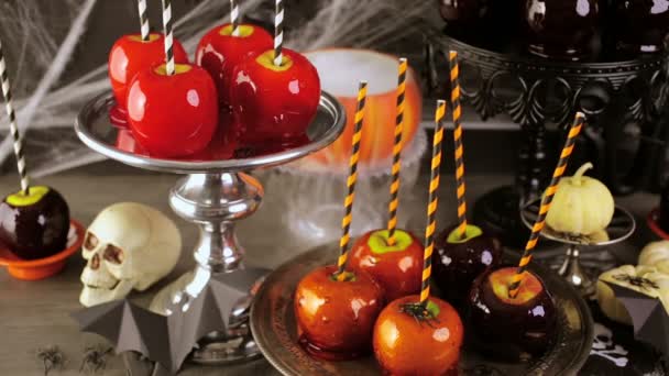 Mele caramellate per la festa di Halloween — Video Stock