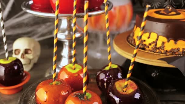 Mele caramellate e torta per la festa di Halloween . — Video Stock