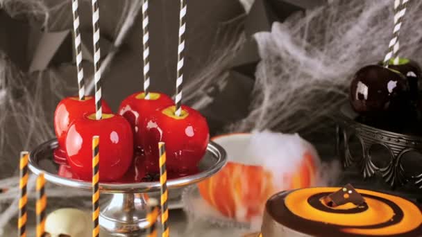 Snoep appels en taart voor Halloween party. — Stockvideo