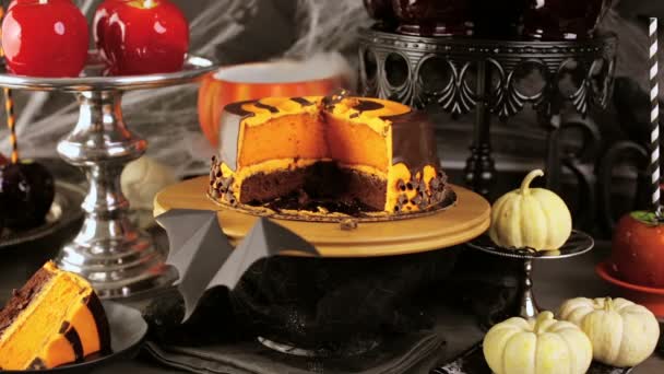 Mele caramellate e torta per la festa di Halloween . — Video Stock