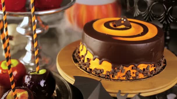 Maçãs doces e bolo para festa de Halloween . — Vídeo de Stock