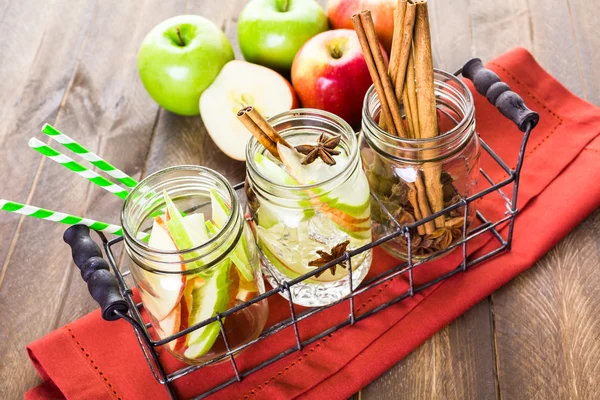 Infunderas äpple vatten — Stockfoto