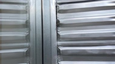 Pencerenin kenarına yumuşak bir odak noktası, geçiş ya da derinliği gösterir. Ev tasarımı veya mimari konulardaki arkaplan ögeleri için kullanışlı.