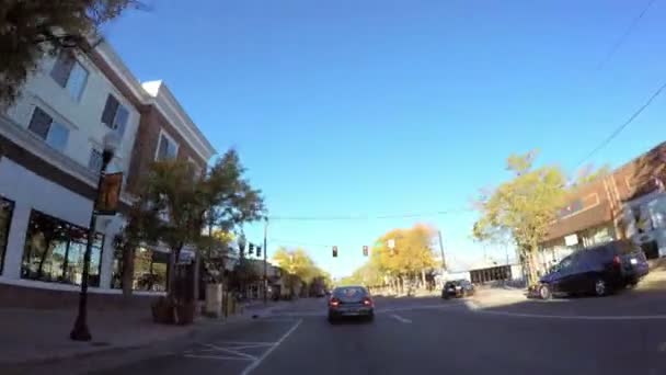 Kör genom huvudgatan i Littleton. — Stockvideo